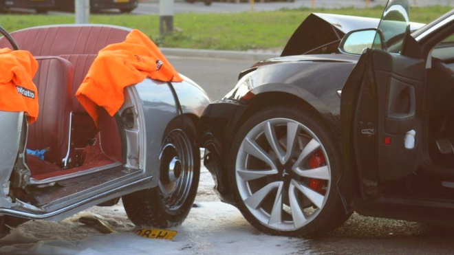 Neobvyklé čelní srážce aut z úplně jiných světů padlo za oběť ceněné Porsche