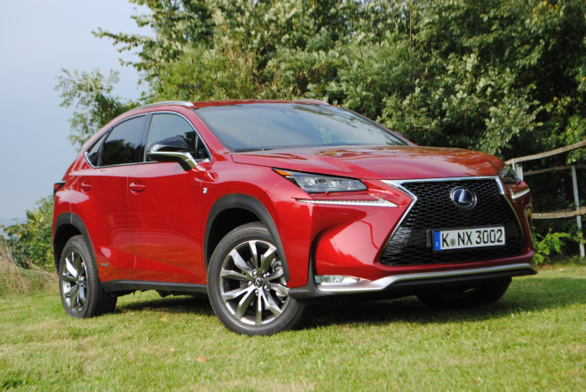 První test Lexus NX 300h AWD: hybridem zeď neprorazí