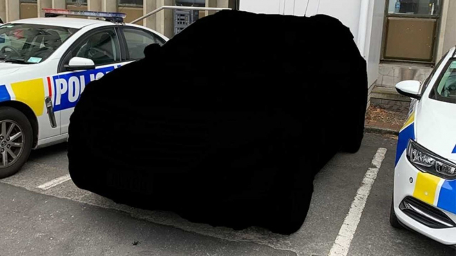 Policie amatérskou chybou odhalila auto pro skryté měření schované na její vlastní fotce