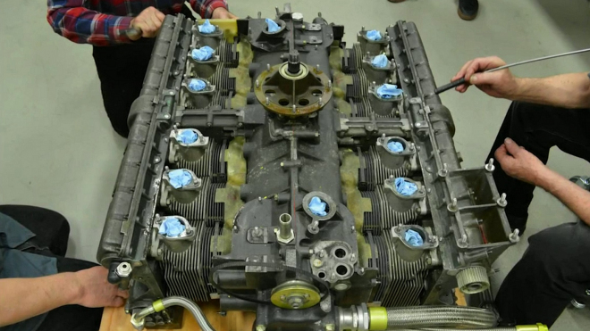 Podívejte se do nitra ploché V12 slavného Porsche. Uvidíte, proč to není boxer