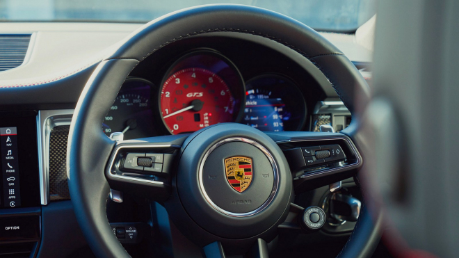 Producent Top Gearu dostal zákaz řízení na půl roku poté, co se svým Porsche jel 38 km/h na třicítce, to je kruté