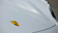 Porsche ve sprintu ukázalo záda takřka dvakrát silnějšímu elektromobilu, ani tady výkon není vším