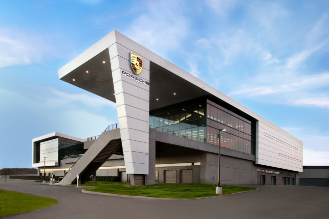 Nové ústředí Porsche je úchvatná stavba. Přišla na 2,4 miliardy Kč, i s okruhem