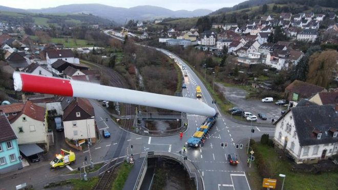 Přeprava 67metrového listu větrné turbíny v běžném provozu je fascinující podívaná