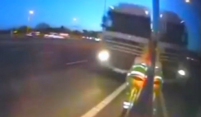 V odstavném pruhu na dálnici raději nic neopravujte. Tohoto muže v něm olízla smrt (video)