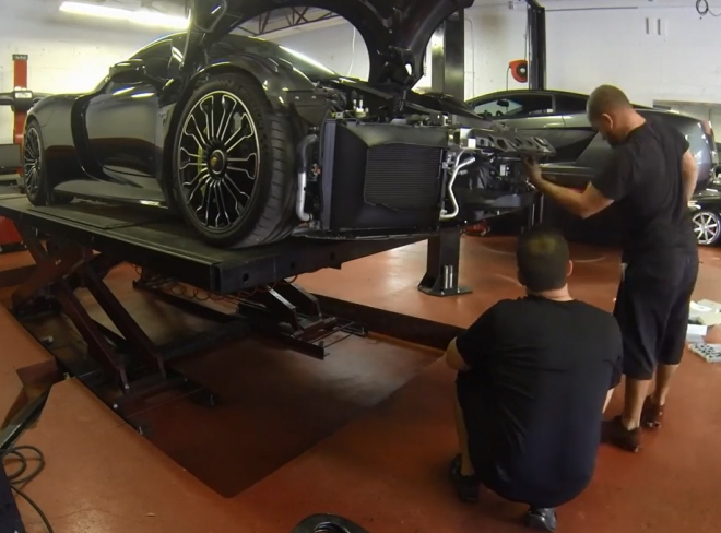 Instalace radarového detektoru do Porsche 918 je zajímavá podívaná (video)