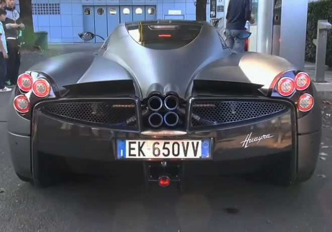 Pagani Huayra se zakázkovým výfukem na okruhu v Monze zní hrozivě (video)