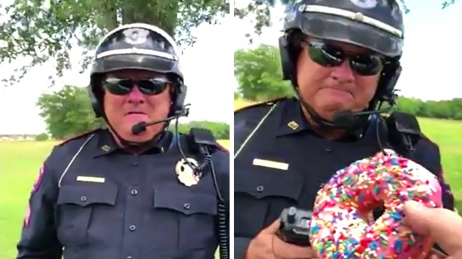 Tohle video rozzuřilo Ameriku. Dopravní policista se na něm nechá uplatit koblihem