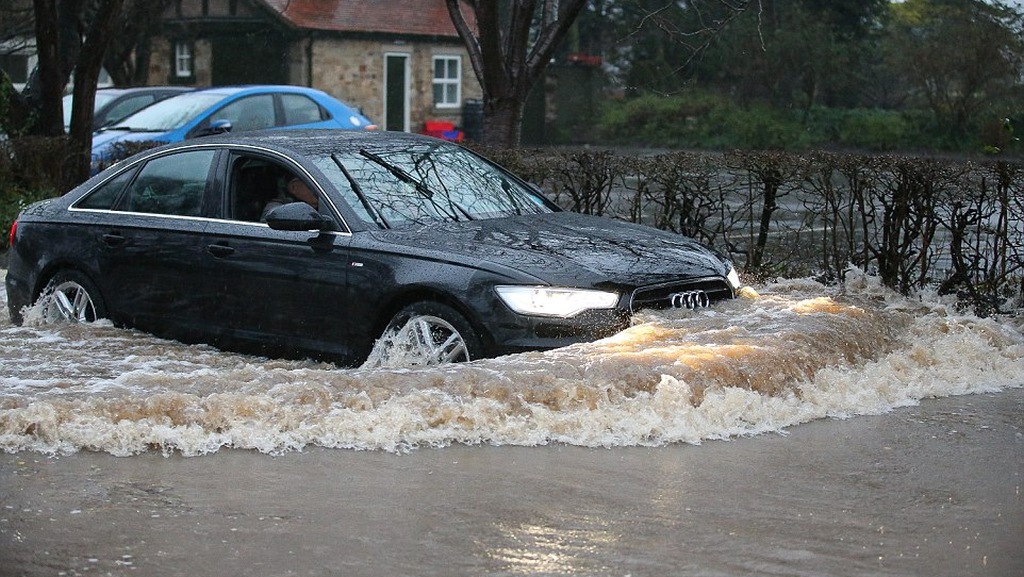 Proč není chytré jezdit autem hlubší vodou? Neopatrnost v mžiku zničí motor | Autoforum.cz