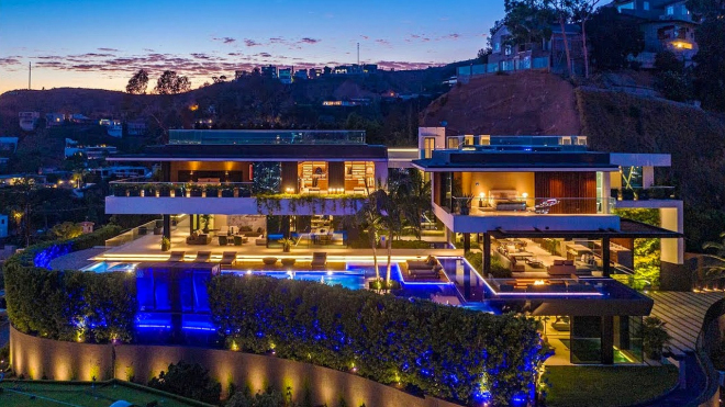 Luxusní rezidence ve čtvrti plné celebrit za 1 miliardu Kč skrývá i garáž se superauty