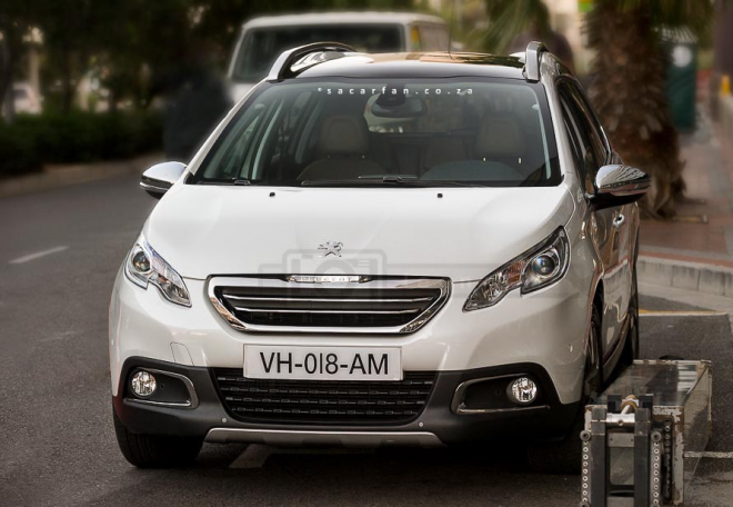 Peugeot 2008: nové SUV se ukázalo pod širým nebem, dealerům odhalilo i interiér
