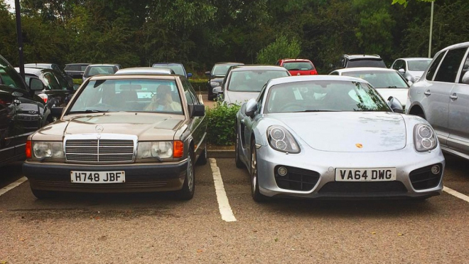 Jak moc se nafoukla auta? Porsche Cayman vedle Mercedesu 190E říká vše