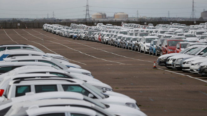 I v době nedostatku aut stojí v přístavu v Zeebrugge 8 tisíc nových vozů, které nikdo nechce