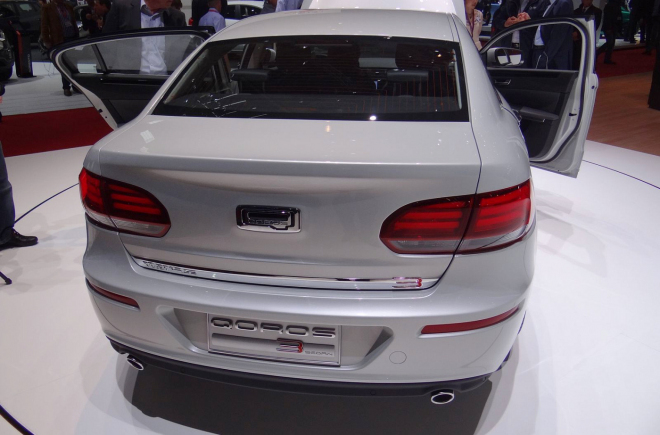 Qoros 3 sedan: více ukradený, než se zdá
