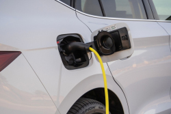 Ochota lidí přijmout elektromobil za své příští auto dramaticky klesá, jejich nedostatky nejde zastřít