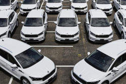 Skladové zásoby neprodaných elektromobilů jsou už vyšší než u spalovacích aut, prodeje nedrží krok s dostupností