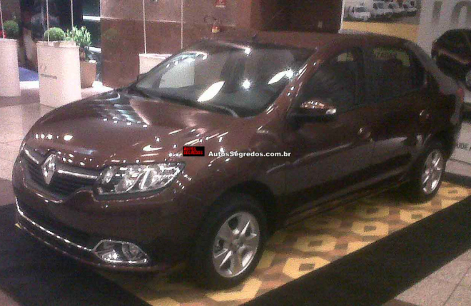 Renault Logan 2014 nafocen před premiérou, oproti Dacii má i jiná světla