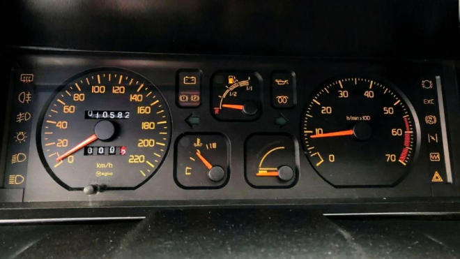 Motor 1,8 bez turba, látkové gauče místo sedaček, „švihadla”. K mání je spása odpůrců moderny jako dodnes nejeté auto