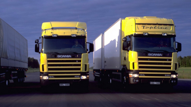 Řidič natočil, jak se šoféři kamionů honí po Autobahnu v rychlostech okolo 170 km/h, i sanitka musela z cesty