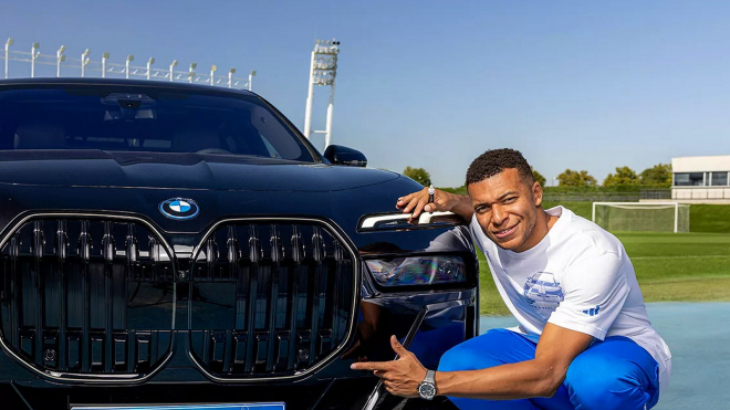 Fotbalové hvězdy Realu Madrid si převzaly nová BMW zdarma. Ukázaly, že vkus buď nemají, nebo ho mít ani nemohou