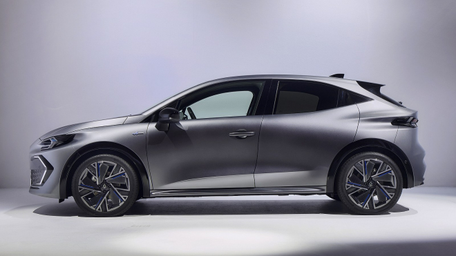 Renault ovládl Mnichov novým Cliem. Je šik, „normální”, úsporné a bude dál levné, jen příď má samý kosočtverec