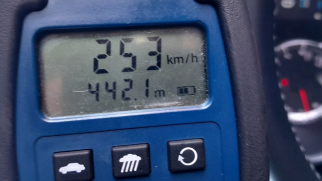 Policie naměřila řidiči s čerstvým řidičákem 253 km/h a nezůstalo u toho. Přišel hned nejen o něj