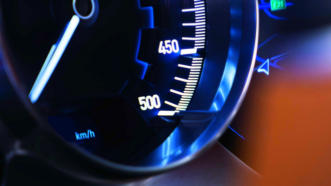 Unikla podoba přístrojové desky nového Bugatti. Je jako z jiného světa, tachometr má až do 550 km/h