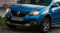 Renault v Rusku končí jen na oko, jeho klíčové modely se tam budou dál vyrábět i prodávat