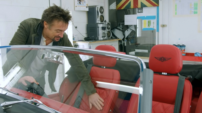 Richard Hammond si převzal nové auto, které nechal specifikovat své fanoušky