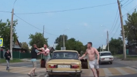 Knockout jednou ranou. Zápas v boxu? Ne, řidič vs. chodec na silnici v Rusku (video)