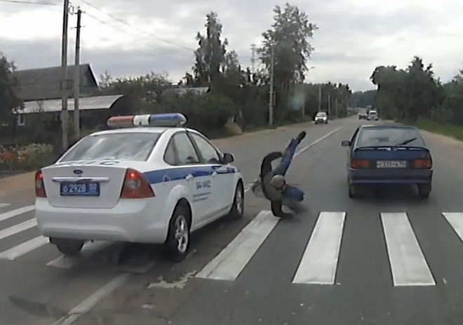 Pomáhat a chránit na ruský způsob: nebohý chodec skončil na kapotě policejního auta (video)