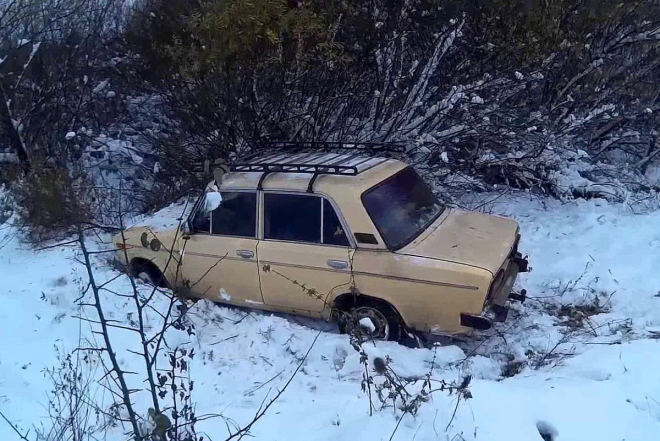 Ano, v Rusku začala zima. A z aut se stávají sáňky (videa)