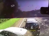 Když náklaďák vjede do kolony aut, může to vypadat jako v Kobře 11. Řidič ale musí usnout (video)