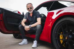 „Správné rozhodnutí a bomba auta, věřte mi.” Porsche ani teď necouvne s elektrifikací sporťáků, manažer hájí neobhajitelné