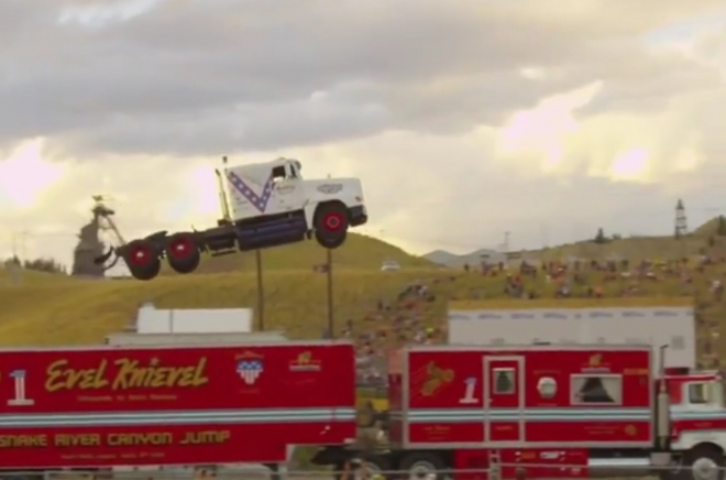 Padl světový rekord ve skoku kamionu, tahač letěl vzduchem přes 50 metrů (video)