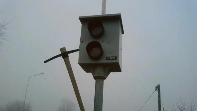 Jak zničit stacionární radar? Krumpáčem (video)
