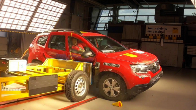 Dacia Duster dostala v crash testu 0 hvězd i po převrácení a úniku benzinu, stačilo jiné logo