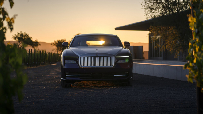Rolls-Royce si troufá říkat zákazníkům, jak mají zacházet s prvním elektromobilem značky, způsobil tím poprask