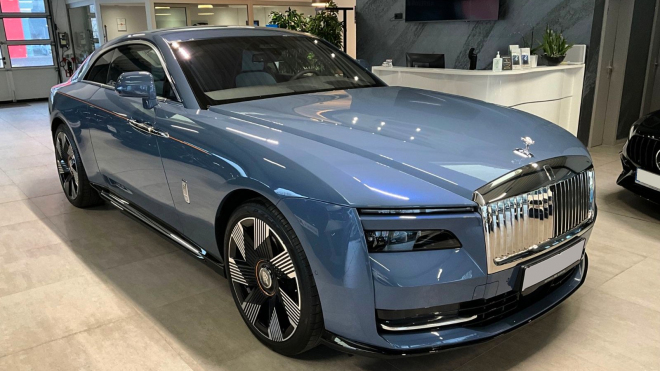 Prodeje prvního elektrického Rolls-Roycu se propadají o 60 procent z roku na rok, majitelé během hrstky kilometrů tratí miliony