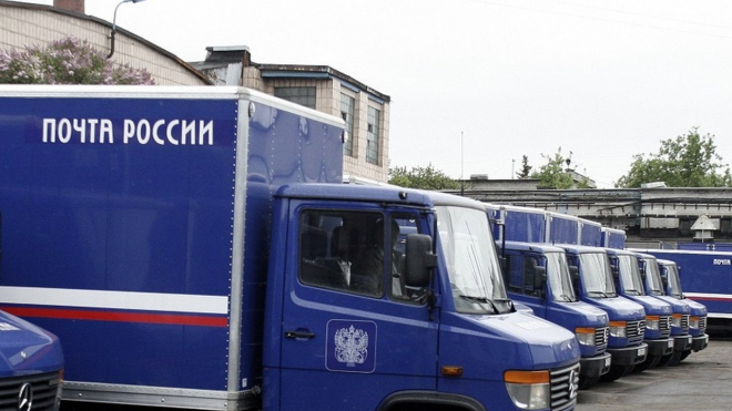 Ruská pošta nechává na odlehlém místě chátrat stovky Mercedesů, i když nejsou na odpis