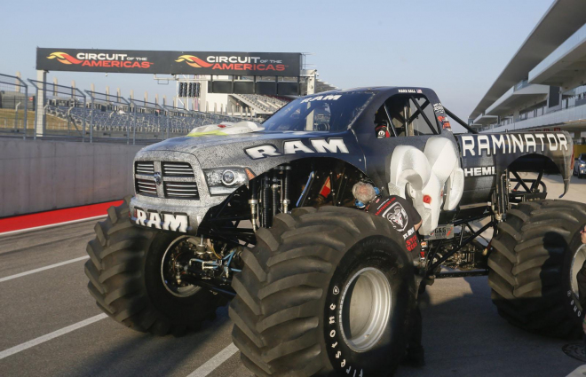 Raminator je nejrychlejší monster truck světa, pod kapotou má 2 000 koní (video)