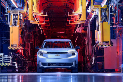 Ford v roce 2023 za 50 miliard předělal továrnu v Kolíně na výrobu elektroaut, teď mu v ní stávkují zaměstnanci kvůli hromadnému propouštění