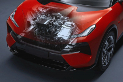 Lotus udělal tlustou čáru za svým přechodem na elektromobily. Klíčovému modelu dal dodatečně spalovací motor, pohání i kola