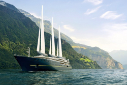 Luxusní superjachta Orient Expressu se ukázala před dokončením. Už vztyčila karbonové stěžně, samy jsou větší než většina jachet