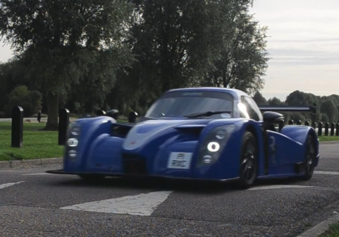 Radical RXC je prý auto pro každý den. Zvládá i příčné prahy, jen asi ne ty české (video)