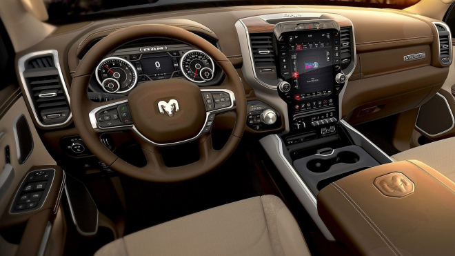 Obří americký pick-up s motorem 5,7 V8 se prohnal po Autobahnu, všichni museli z cesty