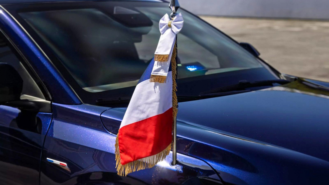 Francouzský prezident znovu vyměnil své auto, u elektromobilu vydržel pouhé dva měsíce