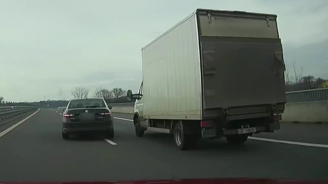 Řidič Škody Superb chtěl potrestat dodávku za zkřížení cesty. Potrestal jen sebe (video)