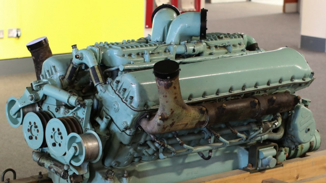 Nadšenci nacpali do tuctového auta motor 27,0 V12 z tanku, slovu downsizing se smějí