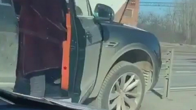 Ruská řidička SUV ukázala, co s autem udělá náraz do lanových svodidel